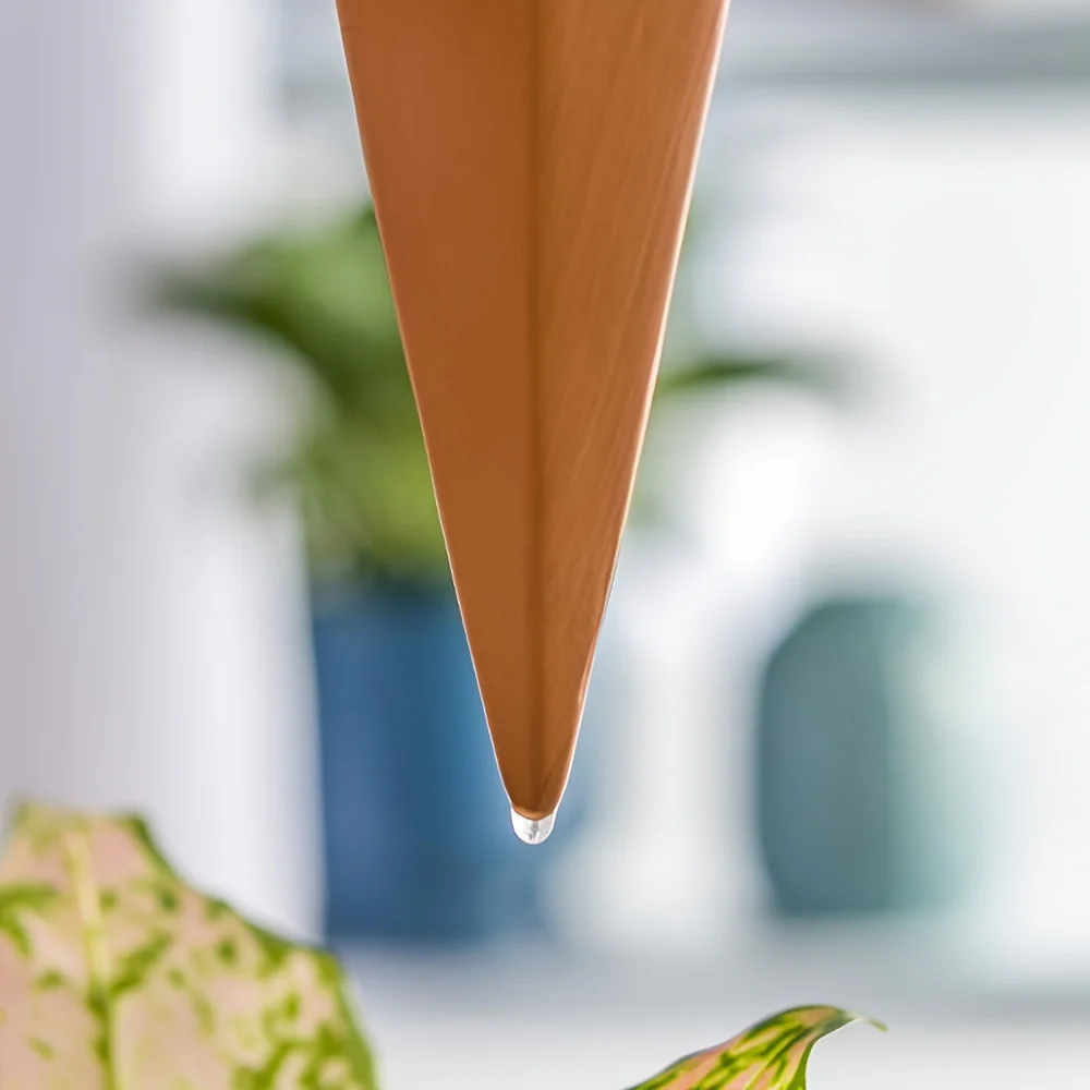 2\u002F4pcs Plant Self-watering Stake Garden Indoor and Outdoor Garden Clay Drip Waterer Conical Clay Automatic Irrigation System Plant Watering Device